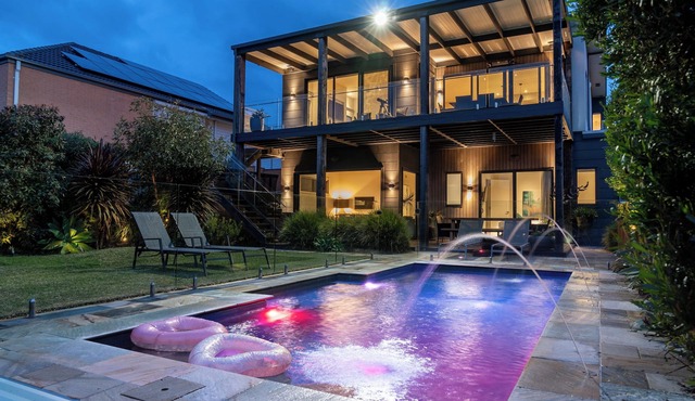 4BR Coastal House with Heated Pool, Bay Views and Games Room