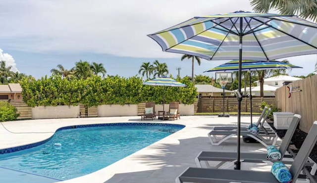 4BR Coastal Luxury Oasis on the Golf Course with Pool and Putting Green!