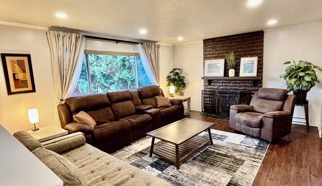 4BR Comfort Home 3 Baths King Beds Fully Equipped + Big Fenced Yard