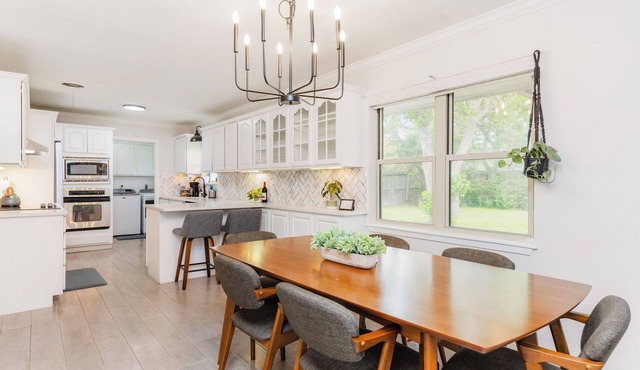 4BR Costal Getaway Sleeps 8+Pets OK! Close to Beaches Dining Shops!
