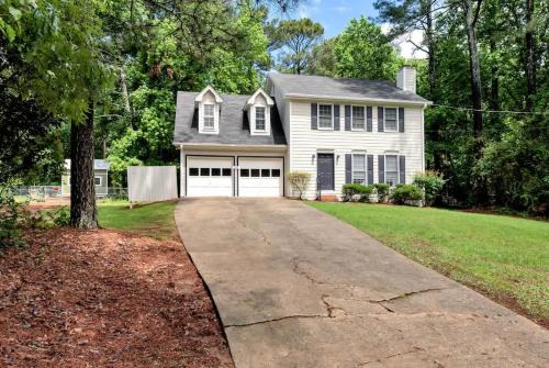 4BR Cozy Family Retreat Near Mall of GA, Near Lake Lanier - Sleeps 10