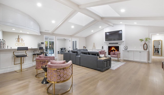 ★4BR Dallas Family Estate | Heated Pool + Hot Tub | Sleeps 16 | Lake Highlands★