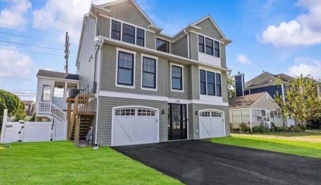 4BR Designer House, Salt Water Pool, near beach