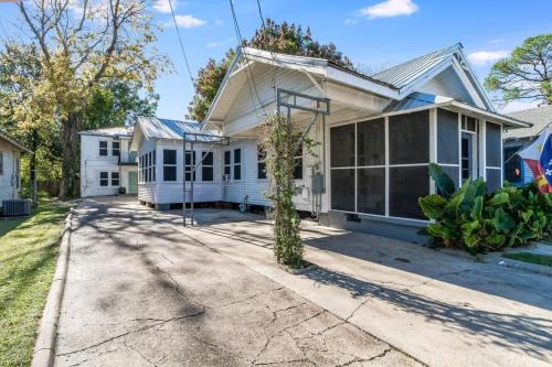 4BR Downtown Lafayette-Garden Parking Walk to Arts District