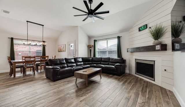 4BR Dream Home Close to Lake Beach, PGA, Universal Kids. Private outdoor deck.