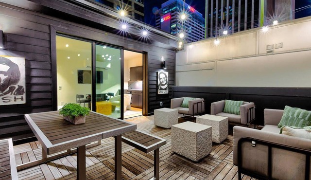 4BR DT Loft w/Rooftop | Walk to Broadway! 10 Beds