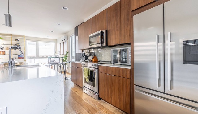 4BR Eastlake Townhouse w/Spectacular View Amazing Roofdeck