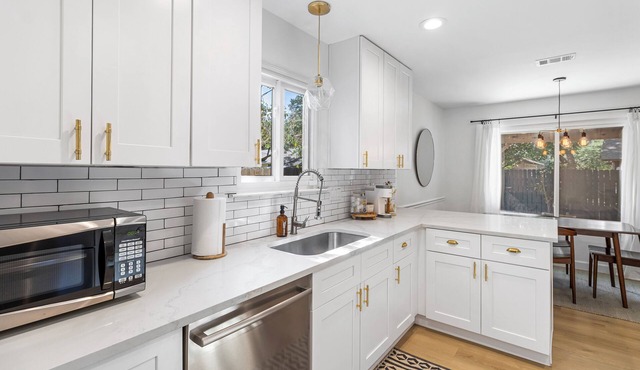 4BR Family-Friendly Casa, Firepit, BBQ, ~10 min to DT, Zilker, & AUS airport