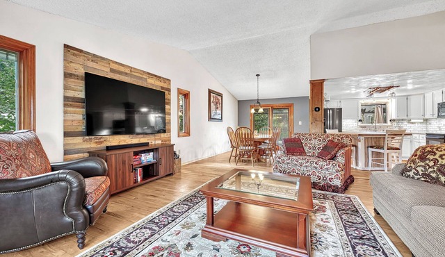 4BR Family Home Game Room & Plenty of Space