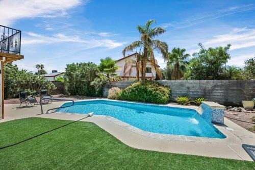 4BR Family Home, Private Pool & BBQ, Near Strip