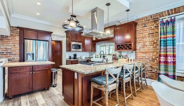 4BR Family Home w Yard, Monthly in Congress Park