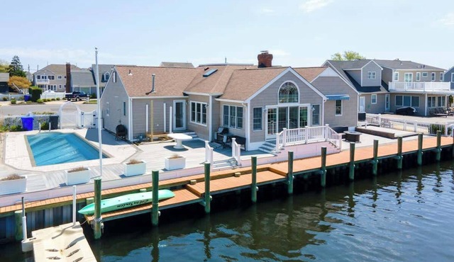 4BR Family Waterfront with Pool - Private Dock