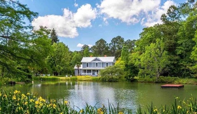 4BR Farm House | Chef's Kitchen | Firepit