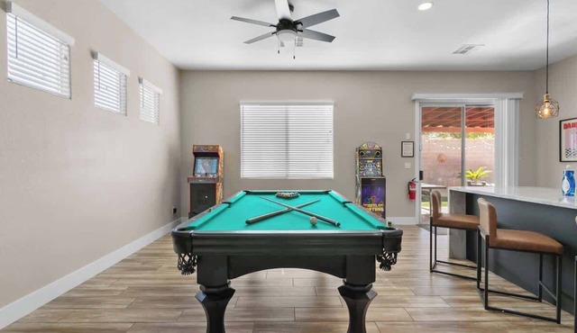 4BR Funhouse: Hot Tub, Ping Pong + Game Room!
