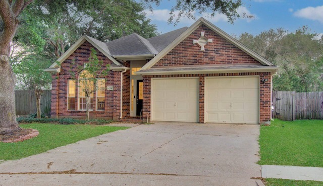4BR Getaway w/Patio, BBQ & Private Yard