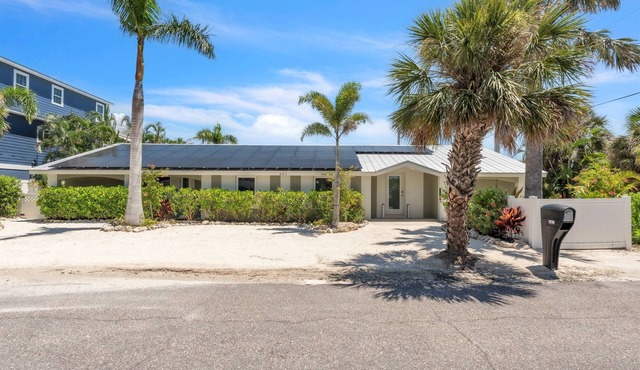 4BR Ground Floor Luxury Home - Heated Saltwater Pool/Spa, Steps to Beach