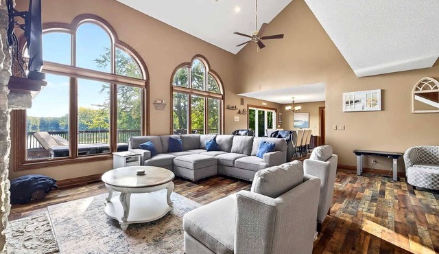 4BR Heated Indoor Pool Lakefront Lodge Game Room