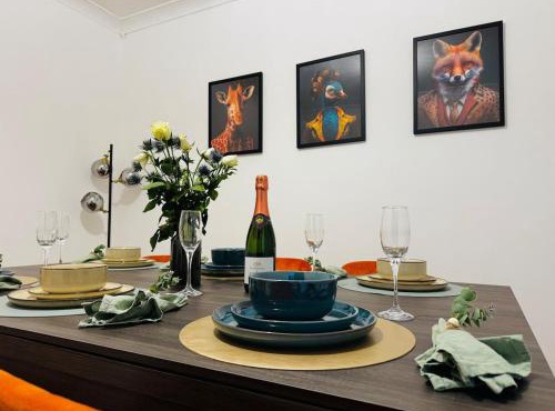 4BR Heathrow Base Free Parking Fast Wi-Fi