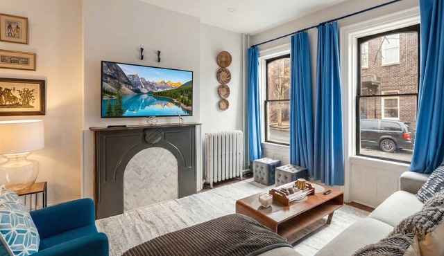 4BR Historic Victorian Townhouse with BBQ & Yard