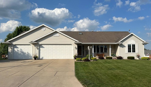 4BR home. 10 minutes from Lambeau Field!