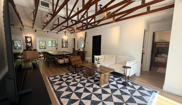 4BR Home 14 Guests Miami Near Design District & Wynwood Yard & Fire Pit