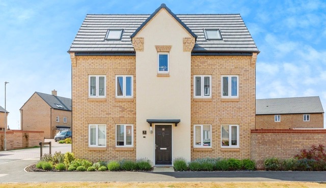 4BR Home - 2 Parkings Fibre Wi-Fi Workstation