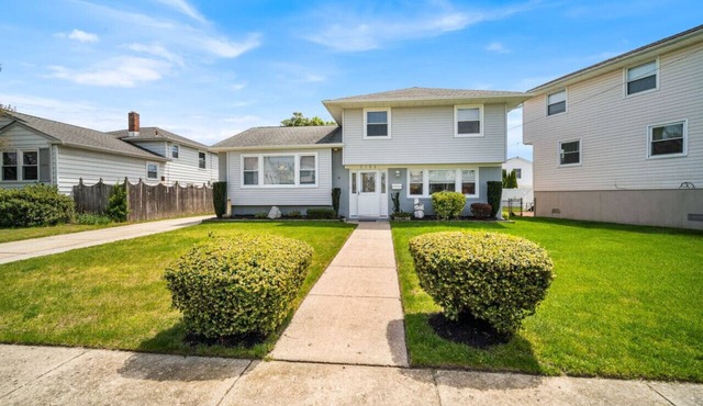 4BR Home - Close to Beach - Stunning Backyard