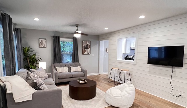 4br Home in Quiet Neighborhood - Beautiful Yard!