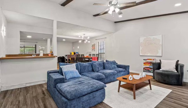 4BR Home w/Arcade, Foosball & Desks - Carrollton