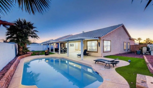 4BR Home w Jacuzzi, Pool & Firepit, Sleeps 10