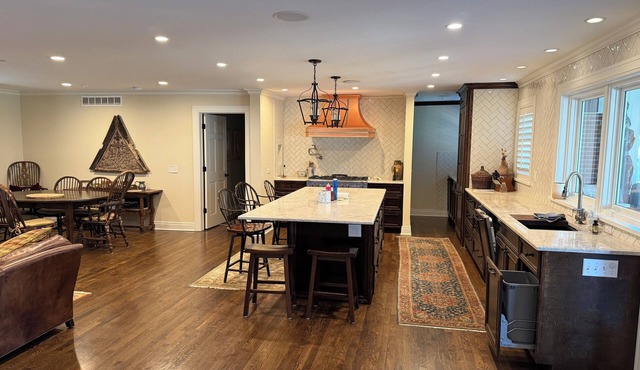 4BR home w/large living areas near Plaza & Prairie Village shops & restaurants