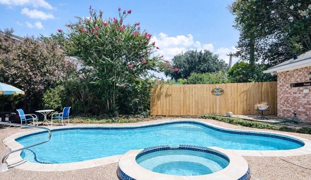 4BR Home W/Pool Perfect for groups Fast Wifi & Parking