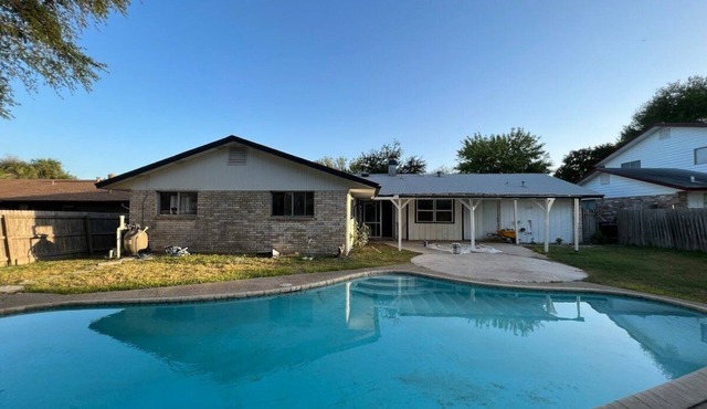 4BR Home w/Pool Furnished Extended Stay near Randolph AFB Fast Wi-Fi W/D