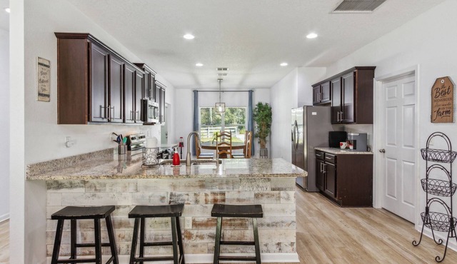 4BR Home w/Private Fenced Yard, Firepit & Dogs OK