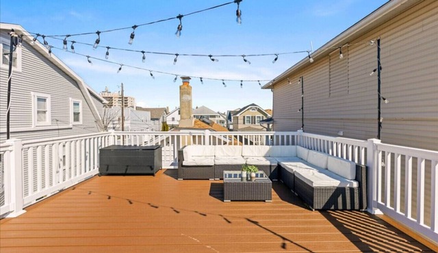 4BR Home w/Rooftop Deck - 3 Block to Beach