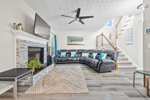 4BR Home with Office, Game Room, Deck and Huge Lawn FIFA Ready!