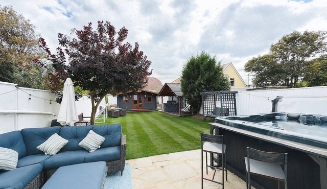 4BR - Hot Tub - BBQ - Garden -Beach-Cinema-Parking