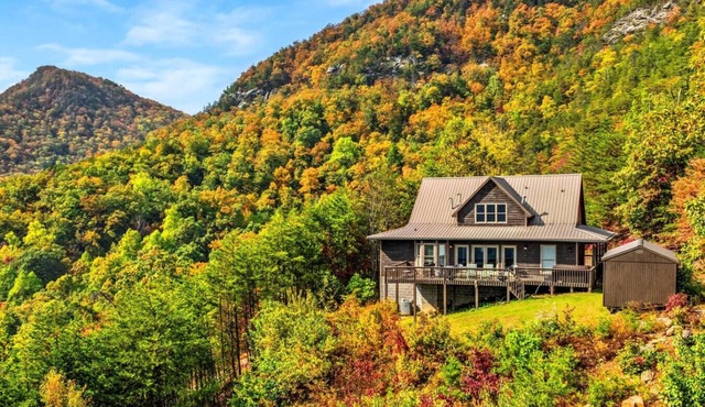 4BR*Hot Tub*Incredible Views+Privacy! Pet Friendly