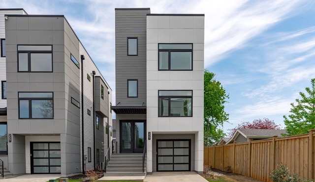 4br House Ensuite with Amazing Day & Night Roof Top Views in Raleigh