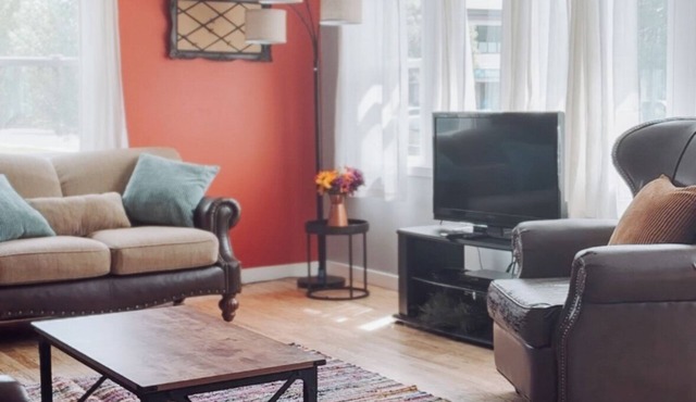 4BR House for 8 Pet Friendly, Fenced Yard