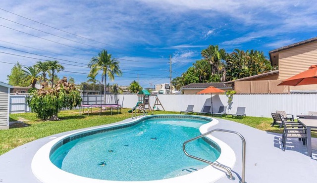 4BR House, Heated Pool 5 mins to Beach Game Room
