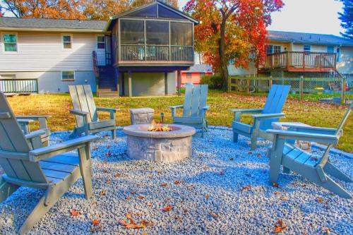 4BR House Mins to Downtown Annapolis with Firepit, Basement Bar, & Sleeps 12