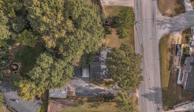 4BR House only 15 mins from downtown Greenville w/patio/grill/fire pit/foosball