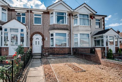 4BR House - Sleeps 7 - Business & Leisure - Wi-Fi - with Bathtub - 93HRC