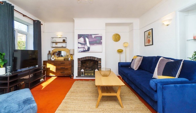 4BR House | WiFi | Parking