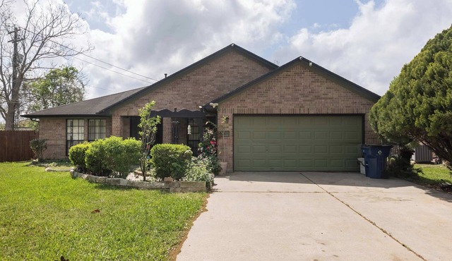 4BR House with Private Yard & BBQ, Near NASA
