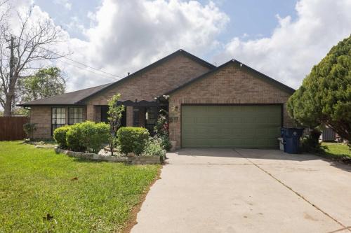 4BR House with Private Yard & BBQ Near NASA
