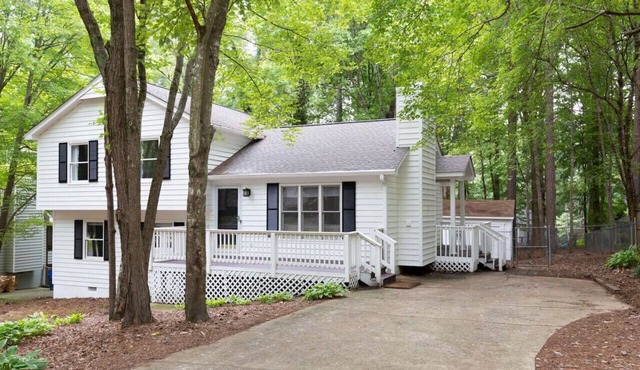 4BR Kid Friendly Fenced in Yard Playset