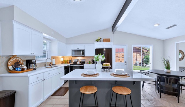 4Br La Porte Private Sanctuary: Grill | Backyard | Office