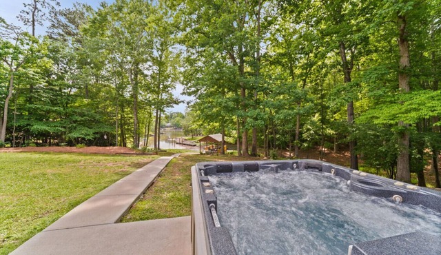 4BR Lake Wylie Ollie—Private Cove—Hot Tub—Fire Pit!